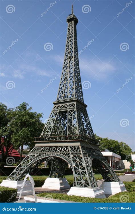 where are the 9 replica eiffel towers